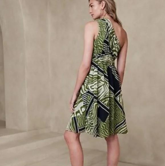 BANANA REPUBLIC FACTORY One-Shoulder Draped Green Patterned Dress - Picture 5 of 13